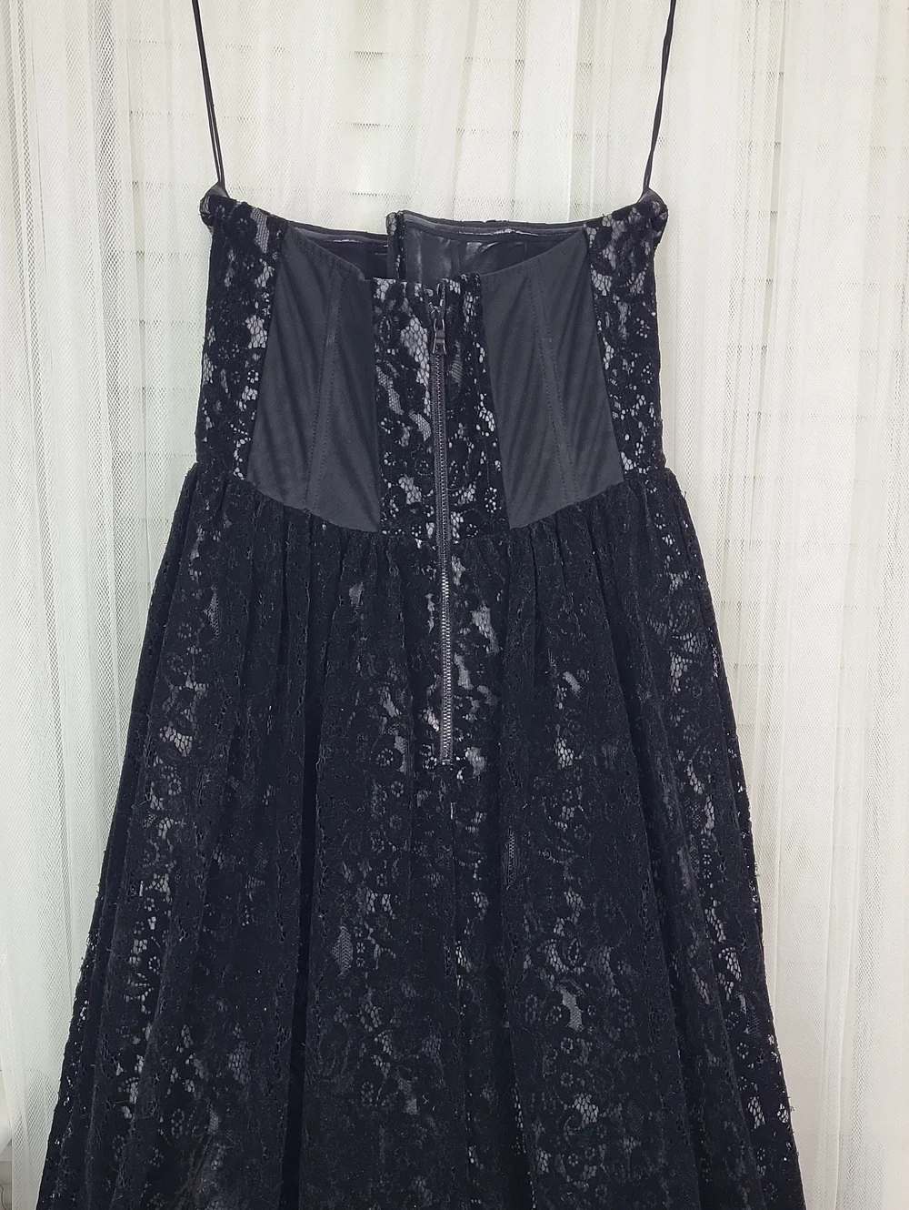 ALICE + OLIVIA Sleeveless Lace bustier Long Black evening gown. Size 0